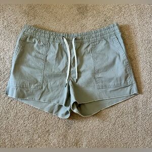 NWOT Vuori Shorts * Khaki Green
* Medium